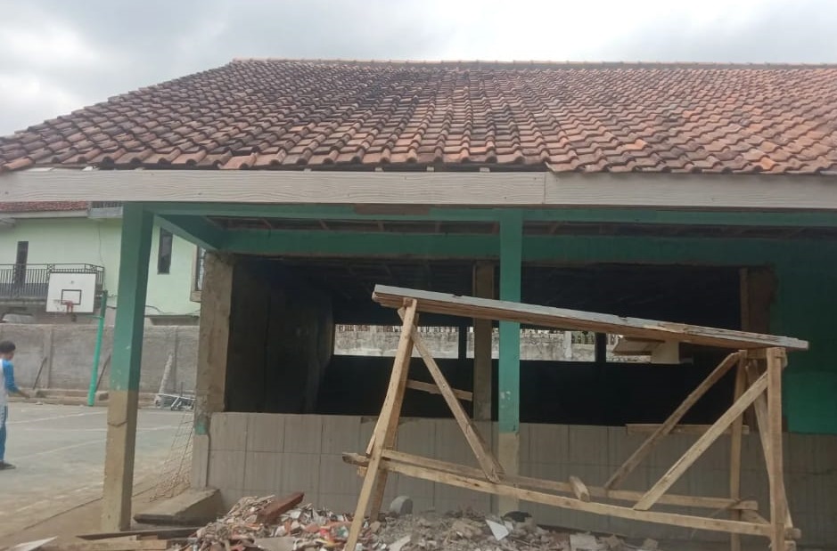 Diduga Mangkrak, Proyek Rehab Ruang Kelas SMPN 1 Ibun Melewati Batas Kontrak